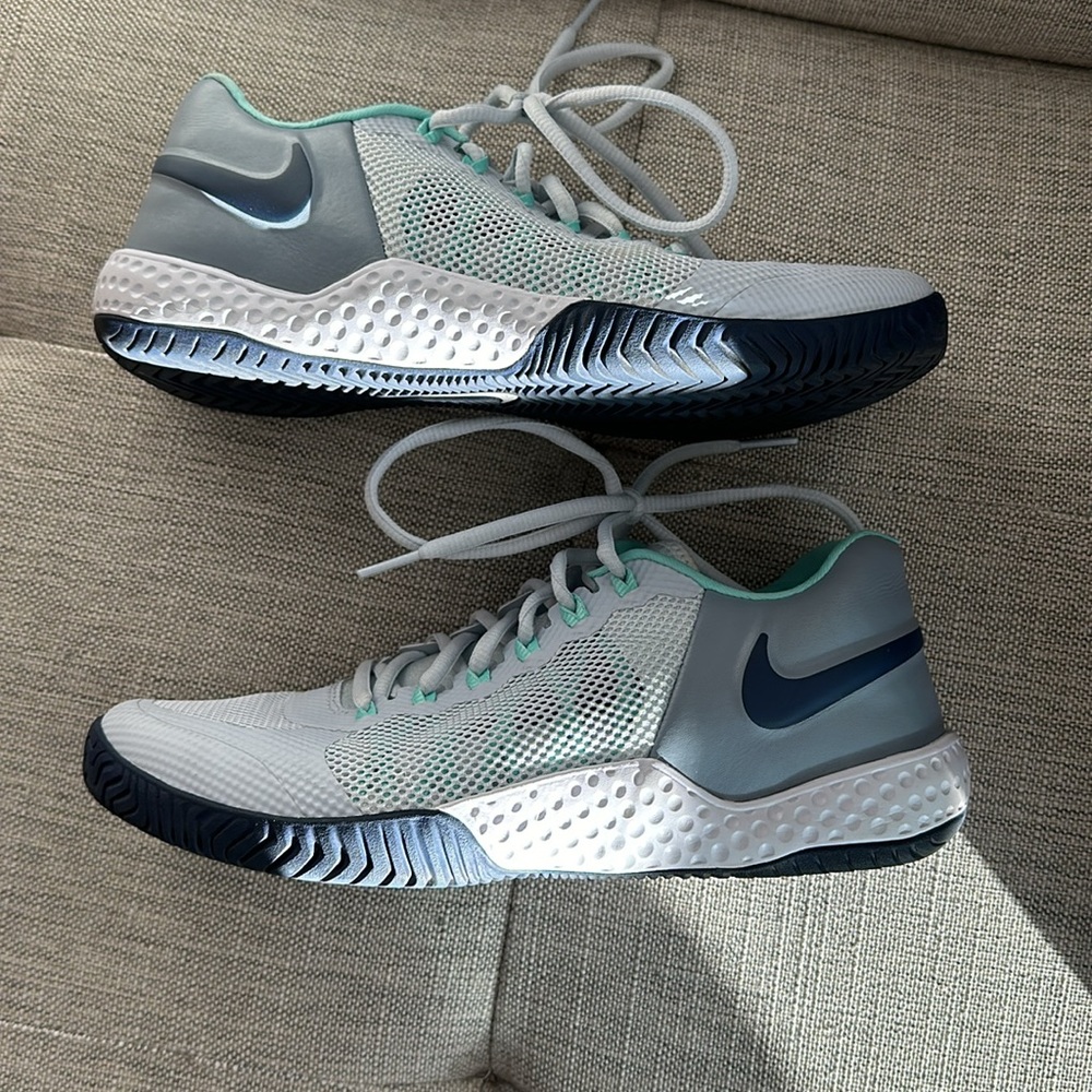 Women’s Nike size 8.5 tennis court sneakers shoes barely worn